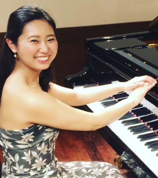 山岸　麻悠美　(ピアノ)