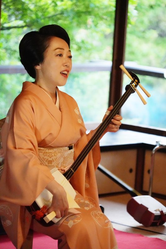 山尾 麻耶（三味線）